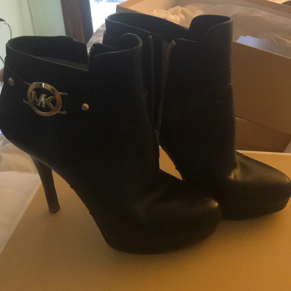 MK black heels